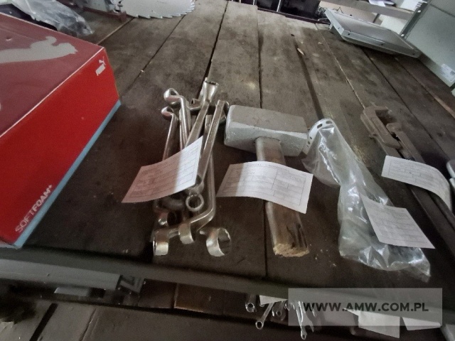 Narzędzia i sprzęt warsztatowy - pakiet zawierający 24 poz. asort. (wg oddzielnego wykazu), w tym m.in.: kowadła kowalskie, wiertarko wkrętarki itp. 